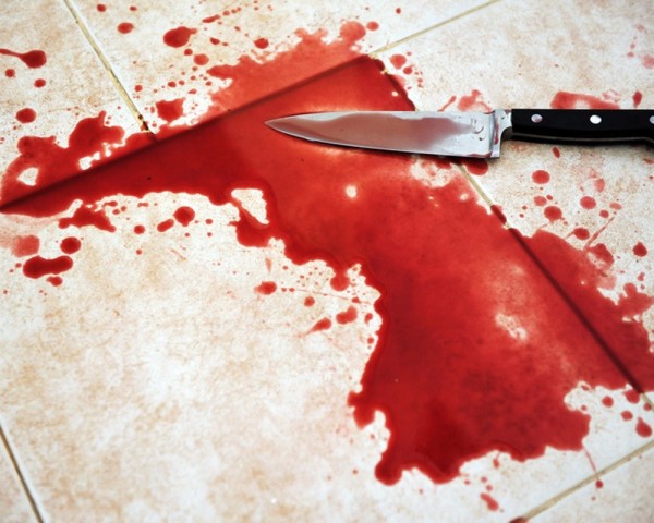 Нож в луже крови