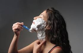 Женщина бреется