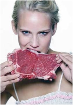 Женщина ест мясо