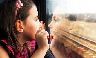 Девочка в купе смотрит в окно