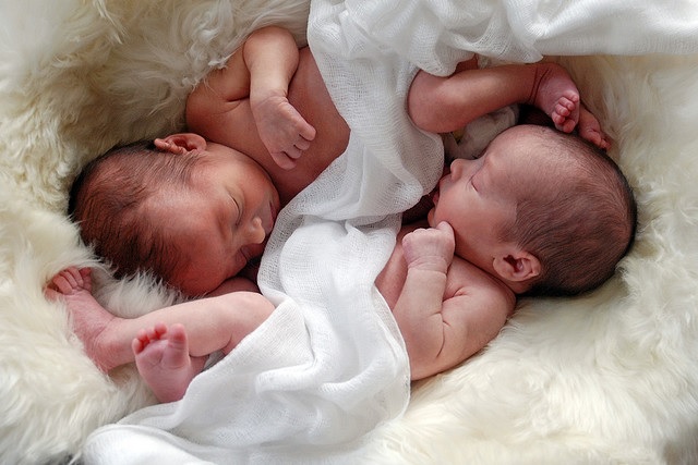 Новорожденные девочки-близнецы