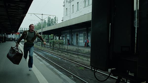Мужчина бежит за поездом