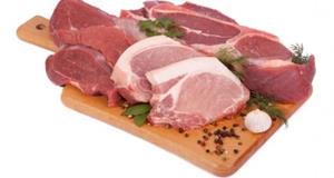 Сырая свинина и говядина на доске