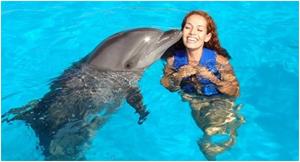 Девушка с дельфином