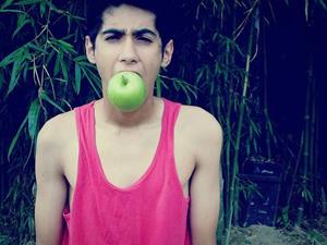 Подросток с яблоком