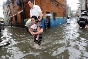 Наводнение уносит людей
