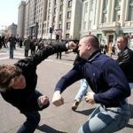 К чему во сне бить человека: спросим у толкователя
