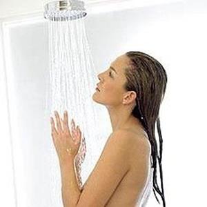Принимать душ