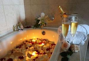Ванна с розами и шампанским
