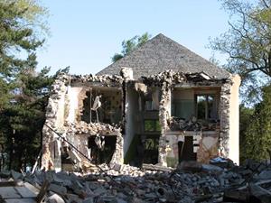 Разрушенный дом