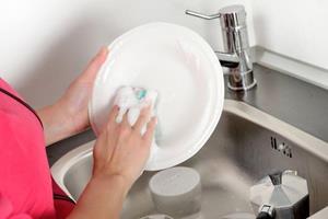 Мыть во сне тарелки в доме взрослых детей