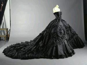 Чёрное платье на манекене