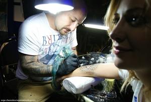 Человек, делающий тату