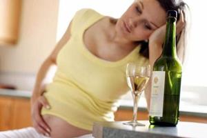 Беременная пьёт алкоголь